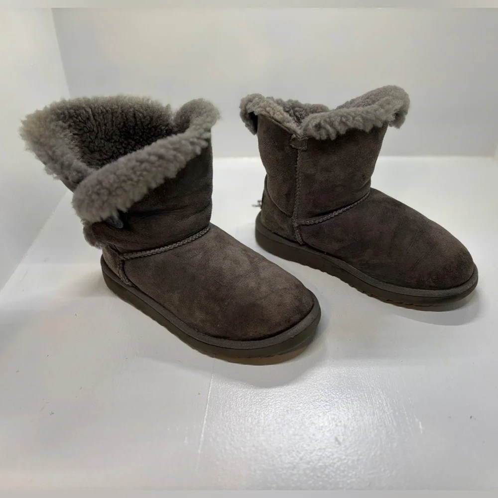 UGG Bailey Button Original used boots kids size 3 S/N 5991